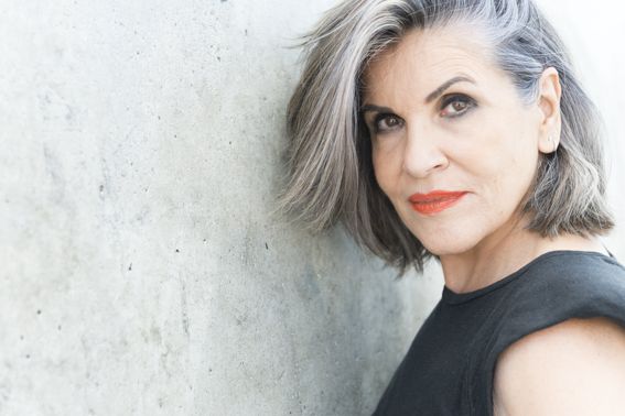 blackout-margit-ruediger-autor-portraet-rotelippen-blick-cultureandcream-blogpost