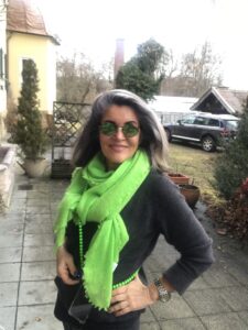 Reisen-Reiseoutfit-Neonschal-Margit-Ruediger-cultureandcream-blogpost