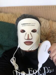 CurrentBody-Skin_LED-Lichttherapie-Maske-Gesicht_cultureandcream-blgopost