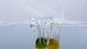 Wasser-Trinken-Zitrone-Wasser-cultureandcream-blogpost