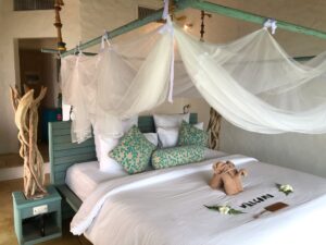 kohyanoi-insel-phuket-thailand-hotel-bedroom-moskitonetz-cultureandcream-blogpost
