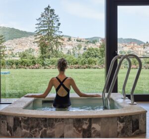 palazzo-fiuggi-grandhotel-medical-retreat-wellness-whirlpool-aussicht-view-cultureandcream-blopost