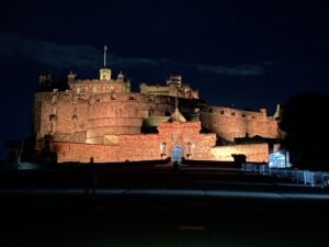 edinburgh-castle-scottland-capital-nightscene-nightshot-cultureandcream-blogpost