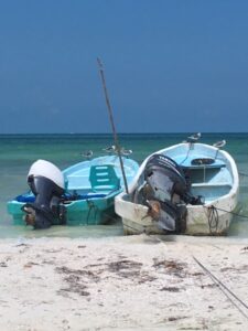 holbox-insel-mexiko-fischerboote-meer-sandstrand-Cultureandcream-blogpost