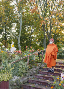 thai-temple-berlin-mönch-orange-cultureandcream-blogpost