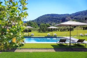 Pool-and-sunchairs-villa-massa-florenz-cultureandcream-blogpost