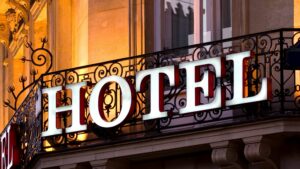 hotel-schriftzug-balkon-urlaub-reisen-cultureandcream-blogpost