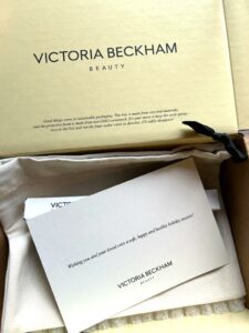 victoria-beckham-beauty-verpackung-packaging-kajal-liner-greeting-cultureandcream-blogpost