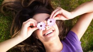 frau-woman-flower-happy-blueten-augen-lachen-positive-cultureandcream-blogpost