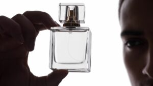 mann-hand-parfum-flakon-perfume-man-cultureandcream-blogpost