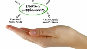 nahrungsergänzungsmittel-supplements-hand-dietary-cultureandcream-blogpost