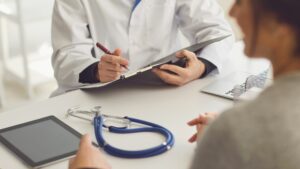 arzt-patient-diagnose-stethoskop-laptop-md-diagnosis-illness-health-cultureandcream-blogpost