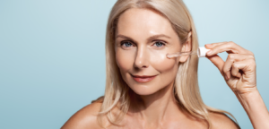 face-woman-gesicht-anwendung-retinol-serum-pipette-skin-skincare-cultureandcream-blogpost
