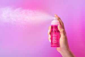 setting-spray-boost-beautyblender-hand-pink-spayen-cultureandcream-blogpost