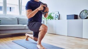 mann-man-workout-weights-kniebeugen-home-cultureandcream-blogpost