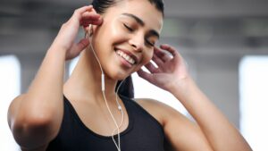 woman-frau-earpods-music-training-smile-cultureandcream-blogpost