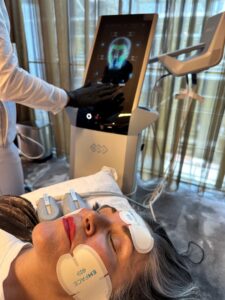 face-applikator-emface-forehead-cheeks-muscle-toning-radiofrequency-cultureandcream-blogpost