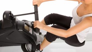 woman-rowing-rudern-home-workout-rower-cultureandcream-blogpost