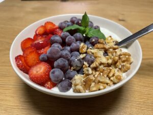 food-healthy-bowl-erdbeeren-berries-nuts-cultureandcream-blogpost