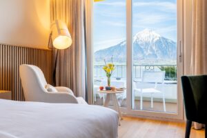 Zimmer-mit-Blick-auf-Niesen-beatus-hotel-swiss-cultureandcream-blogpost