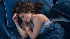 schlafen-frau-woman-bed-sleep-satin-bedclothing-cultureandcream-blogpost