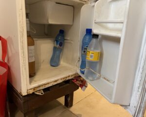 fridge-kuehlschrank-innen-alte-flaschen-unsauber-cultureandcream-blpgpost