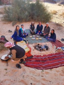 desert-trip-eating-sitting-group-beduinelike-cultureandcream-blogpost