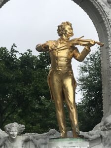 johann-strauss-denkmal-monument-wien-waltz-walzer-koenig-cultureandcream-blogpost